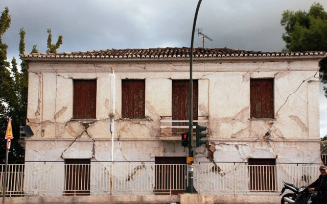 Ζημιές στο Αίγιο από τον ισχυρό σεισμό (Pics)