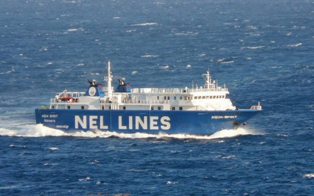 Επιβατικό πλοίο δεν κατάφερε να «δέσει» σε δύο νησιά