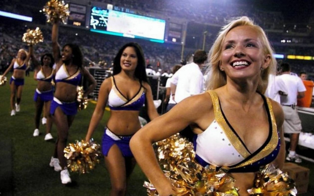 Διάσημη σέξι cheerleader βίασε το φίλο του γιου της!