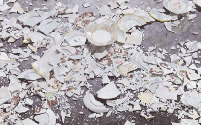 Οδηγούσε και «έβρεχε» πιάτα στο… οδόστρωμα!