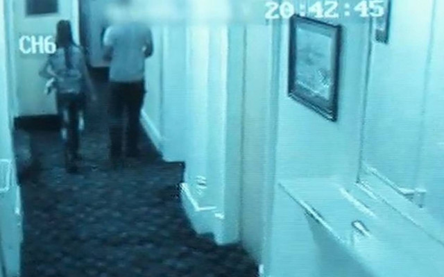 Η στιγμή που παιδόφιλος μπαίνει στο δωμάτιο με το θύμα του