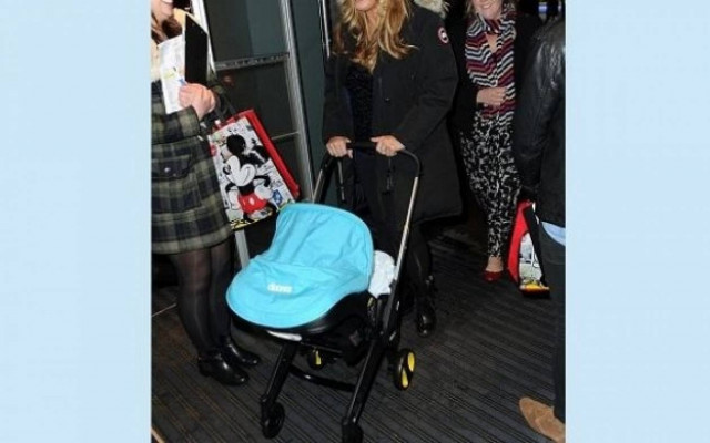 Σε χριστουγεννιάτικο πάρτι με τον μόλις 5 εβδομάδων γιο της