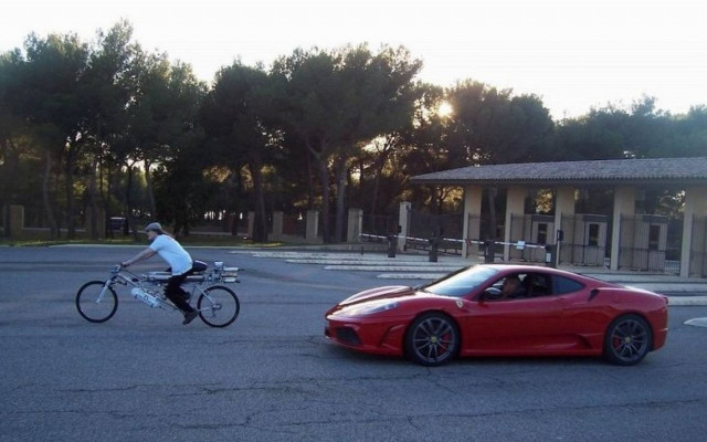 Ποδήλατο ρίχνει σκόνη σε… Ferrari!