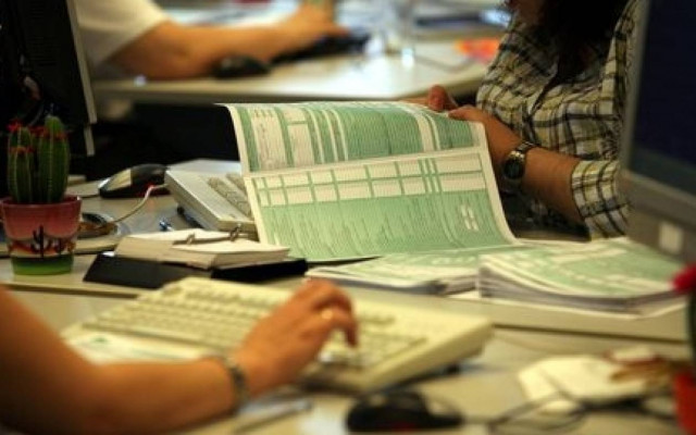 Στο μισό τα πρόστιμα για συνταξιούχους που εργάζονται