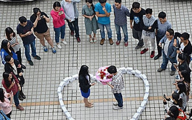 Αγόρασε 99 iPhones6, της έκανε πρόταση, αλλά... δεν