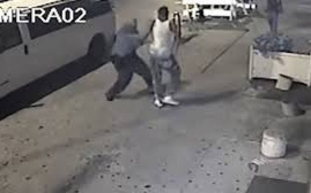 ΗΠΑ: Αστυνομικοί έσπασαν τα δόντια 16χρονου με όπλο (video)