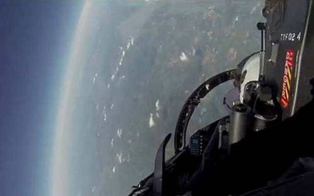 Πώς είναι να πετάς με μαχητικό αεροσκάφος (video)