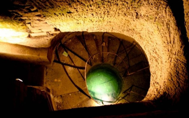 Τρομακτικές εικόνες από τις κατακόμβες του Παρισιού