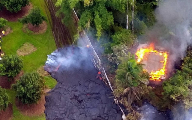 Χαβάη: Λάβα ηφαιστείου κατέστρεψε ένα σπίτι (pics+vid)
