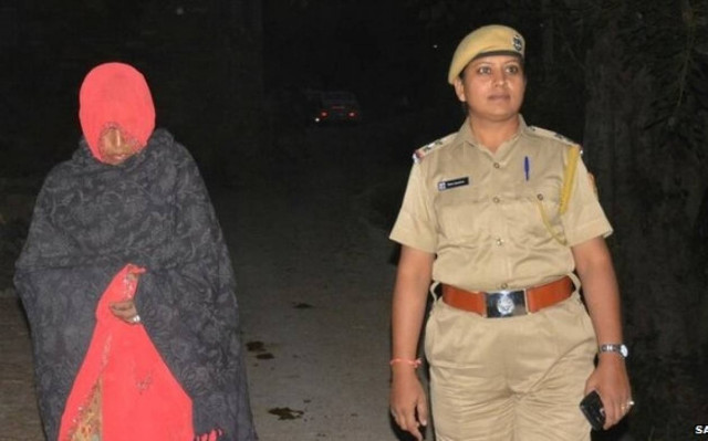 Την έγδυσαν και την έβαλαν πάνω σε γάιδαρο (video)