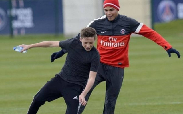 Ο υιός Μπέκαμ μπροστά σε Ιμπραΐμοβιτς και Τιάγκο Σίλβα