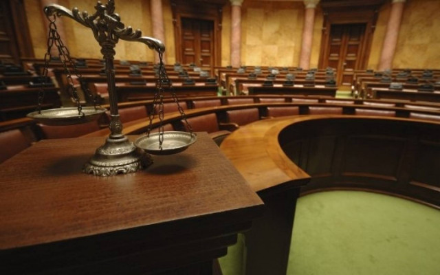 Ισόβια κάθειρξη σε οικιακή βοηθό για δολοφονία τραπεζικού