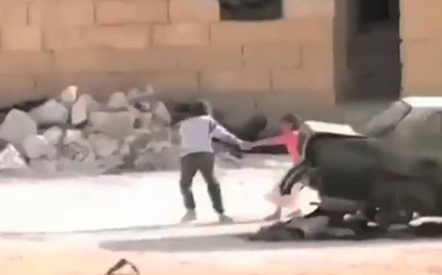 Συρία: Μικρός ήρωας ρισκάρει τη ζωή του για ένα κοριτσάκι