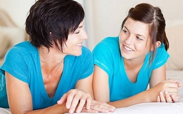 Τι πρέπει να κάνετε όταν η κόρη σας αδιαθετήσει πρώτη φορά!