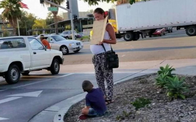 Έγκυος ζητιάνα μετράει τα χρήματά της σε πολυτελές αμάξι