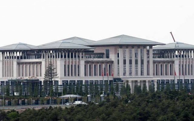 Ζορίζεται ο Ερντογάν στο παλατάκι του...