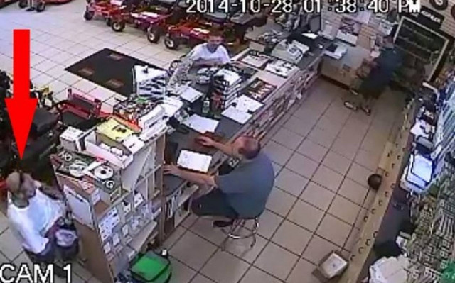 Επική κλοπή: Έκρυψε αλυσοπρίονο κάτω από την μπλούζα του!