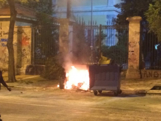 Ένταση, φωτιές και χημικά έξω από το Πολυτεχνείο