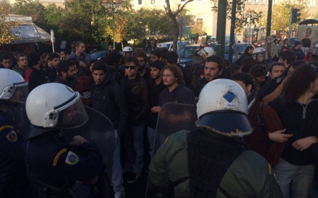 Ένας τραυματίας από την ένταση μεταξύ ΜΑΤ και φοιτητών (pic)