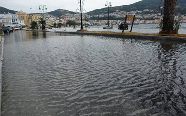 Πλημμύρισε η παραλιακή οδός της Σάμου