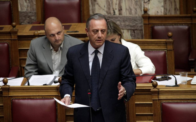 Απορρίπτει τη σύνδεση ενσήμων με τις παροχές ο Μπέζας