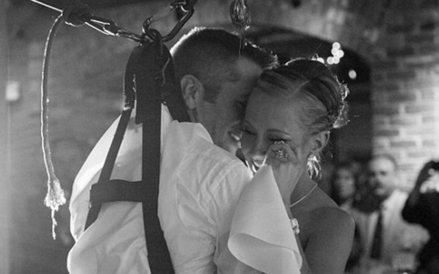 Ανάπηρος σηκώθηκε ξανά για τον πρώτο χορό με τη γυναίκα του