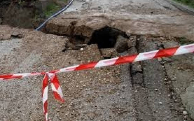 Καθιζήσεις λόγω βροχής σε Θεσσαλονίκη και Χαλκιδική