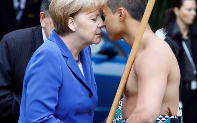 Η Μέρκελ μύτη - μύτη με πολεμιστή Μαορί! (photos+video)