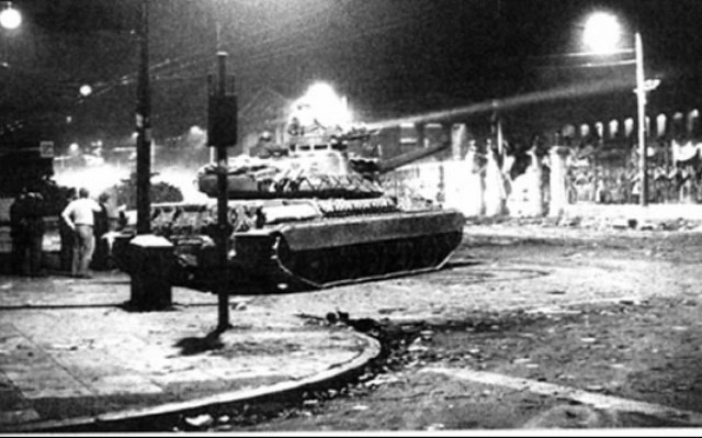 Έτσι μπήκε το τανκ στο Πολυτεχνείο