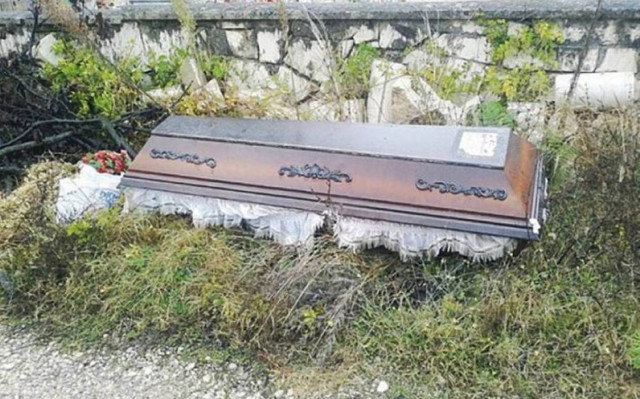 Ξέθαψε το σύζυγό της γιατί το νεκροταφείο ήταν... μακριά!