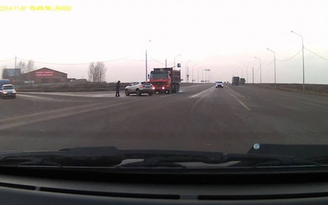 Έγινε σφοδρή σύγκρουση δίπλα του, αλλά εκείνος... (vid)