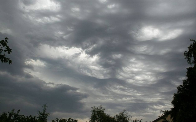 Καιρός: Συννεφιασμένη Κυριακή με τοπικές βροχές