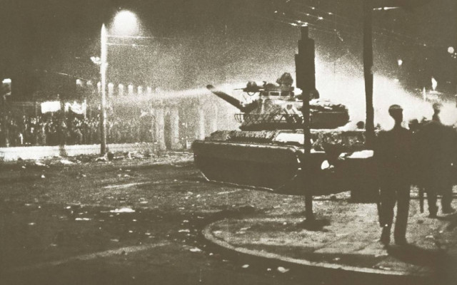 Το τανκ σπάει την πόρτα του Πολυτεχνείου