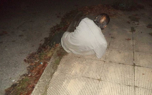 Ξάπλωσε στο οδόστρωμα και ζήτησε να τον πατήσουν