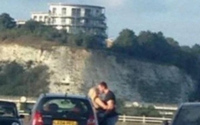 Ζευγάρι έκανε σεξ σε... πάρκινγκ μέρα μεσημέρι!