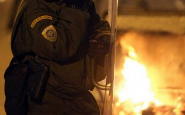 Πετροπόλεμος στο Βόλο στην πορεία για το Πολυτεχνείο