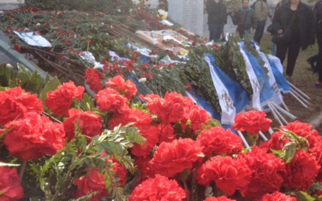 Με ένα κατακόκκινο γαρύφαλλο η Δούρου στο Πολυτεχνείο