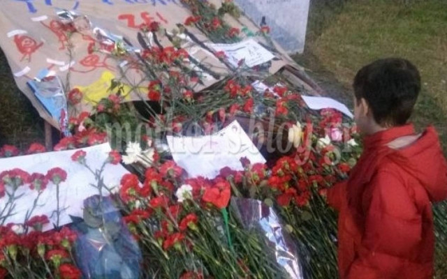 Παιδικές ζωγραφιές «στόλισαν» την πόρτα του Πολυτεχνείου