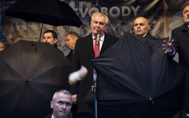 Τσεχία: Ένα... αυγό στο κεφάλι για τον πρόεδρο Γκάουκ