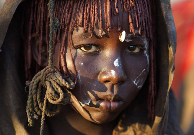 Ο τρόμος στα πρόσωπα κοριτσιών λίγο πριν την κλειτοριδεκτομή