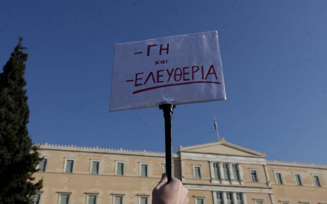 Εκεί… Πολυτεχνείο, εδώ... Μνημόνιο!