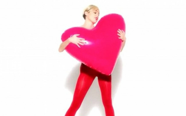 Το νέο αποκαλυπτικό βίντεο της Miley Cyrus