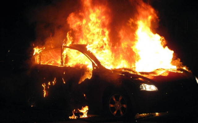 Άγνωστος πυρπόλησε δύο μοτοσυκλέτες και ένα Ι.Χ. στην Καβάλα