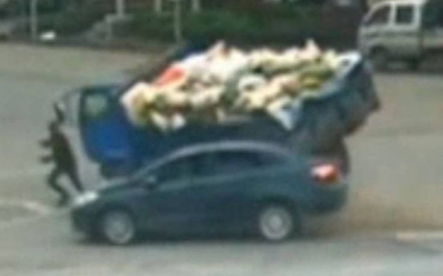 Πεζός σώθηκε από θαύμα στην Κίνα!