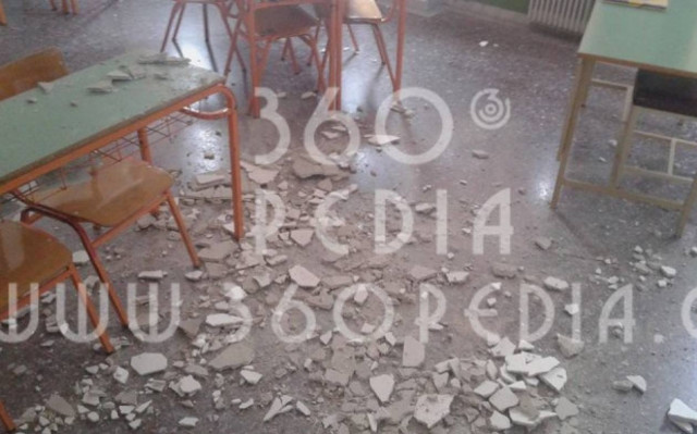 «Βρέχει» σοβάδες στα κεφάλια μαθητών δημοτικού