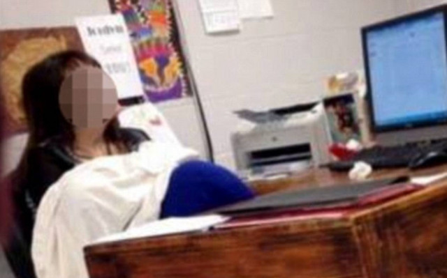 ΗΠΑ: Δασκάλα θήλαζε την ώρα του μαθήματος (video)