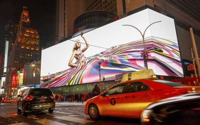 Μία οθόνη… σαν γήπεδο ποδοσφαίρου στην Times Square! (video)