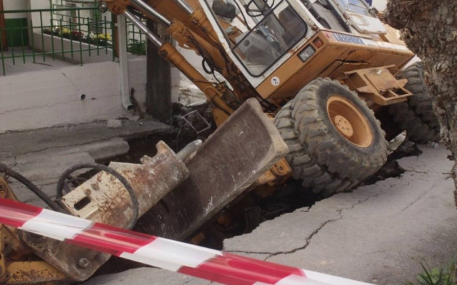 «Άνοιξε» ο δρόμος στη Σάμο και βούλιαξε εκσκαφέας (Pics&Vid)