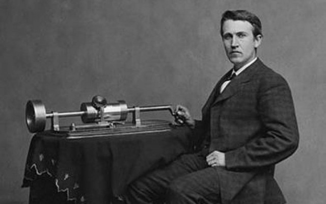 Ο Τόμας Έντισον ανακοινώνει τη δημιουργία του φωνόγραφου