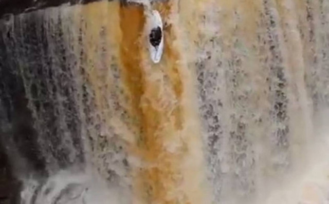 Χειριστής καγιάκ βυθίζεται σε καταρράκτη (video)